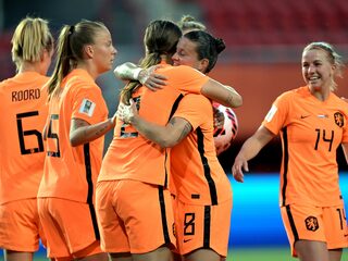 Oranjevrouwen winnen omstreden WK-kwalificatieduel met Belarus in leeg stadion