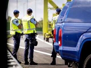 Zeven mensen in Nederland opgepakt bij groot internationaal onderzoek naar mensensmokkel