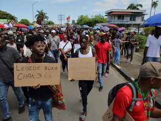 Protesten Suriname: 'De regering communiceert slecht naar het volk'