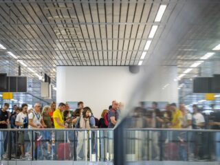 Schiphol compenseert reizigers die vlucht misten na chaos op luchthaven