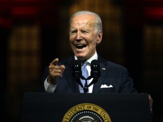 Biden haalt uit naar MAGA-beweging: 'Ze ondermijnen de democratie'