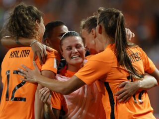 Oranje raakt drie keer de lat, één keer de paal, scoort pas in blessuretijd en gaat naar WK
