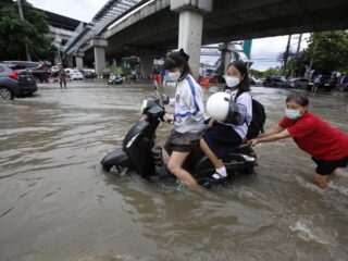 Grote delen van Bangkok staan onder water, vrees voor grote economische schade
