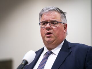 Hubert Bruls stelt kabinet asieldeadline: over twee weken moet spreidingswet er liggen