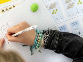 Onderwijsraad: reken- en taalkennis bij leraren moet omhoog