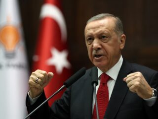 Erdogan dreigt weer met grondoffensief in Syrië