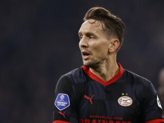'Bijzonder geval Luuk de Jong is topspits en talisman die niet kan voetballen'