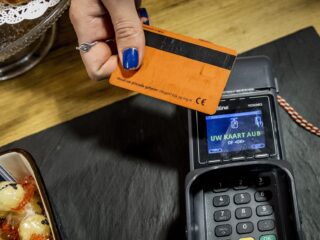 Ouderenorganisatie ANBO maakt zich zorgen over toename van pin-only winkels: 'Mensen voelen zich buitengesloten'