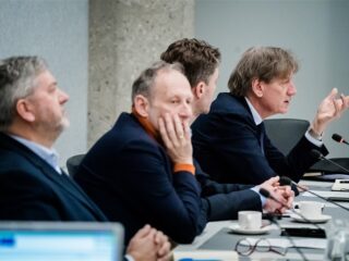De gezichten van de oorlog: duiders en deskundigen