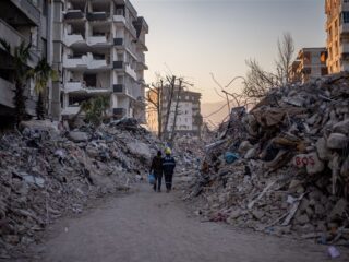 Stand.nl: 'Turkse en Syrische aardbevingsslachtoffers moeten versneld een visum krijgen'