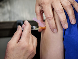 Stand.nl: 'Het Nederlandse vaccinatiebeleid is te laks'