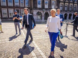 'De wereld wacht niet op onze formatie'