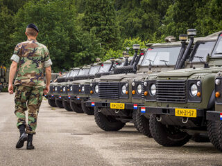 Waarom hebben oud-defensiemedewerkers zo lang moeten wachten op een financiële regeling vanwege de schadelijke chroom-6-verf?