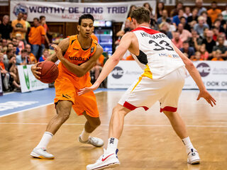 Nederlandse basketballers zijn in Rusland: 'Geen fijn gevoel'