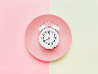 Intermittent fasting: val je er echt van af?