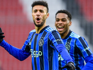 Ajax wint topper in Eindhoven na controversiële treffer