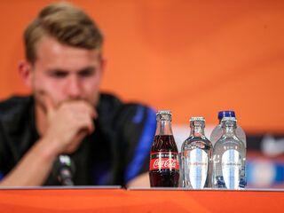 Coca-Cola mag vrijelijk reclame maken op de publieke zender, maar voor NPO zelf gelden strenge regels