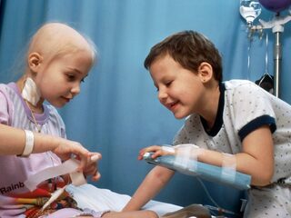 Hoe neem je de zorg over van een kind met kanker uit Oekraïne en wat komt er allemaal bij kijken?