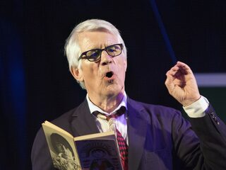 Cabaretier Kees van Kooten blaast 80 kaarsjes uit