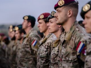 Stand.nl 'Jongeren moeten een militaire of maatschappelijke dienstplicht vervullen'