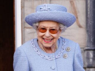 Correspondent Van Bekhoven: 'Vervoer stoffelijk overschot Queen per vliegtuig en begrafenis op maandag'