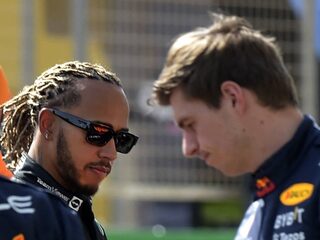 Formule 1-coureurs testen hun bolides in Bahrein: 'Iedereen vindt elkaar verdacht'