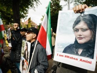 Iraans-Belgische politica Safai: poging van Westen om Iran ‘te leren’ vrouwenrechten te respecteren is nutteloos