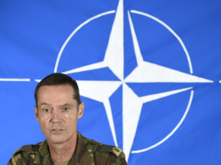 NAVO-commandant Tak houdt rekening met vergroting Nederlandse inzet interventiemacht aan de oostgrens