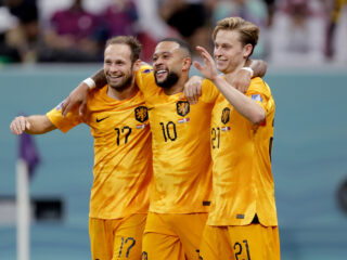 Oranje overtuigt opnieuw niet, wint wel van Qatar en gaat door naar knock-outfase WK