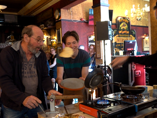 Vader en zoon bouwen de befaamde pannenkoekenmachine van Buurman & Buurman na