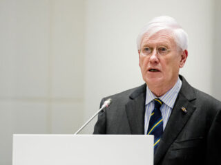 Hans Wiegel: als Rutte fractie vanmiddag niet overhaalt, moet de VVD ermee stoppen