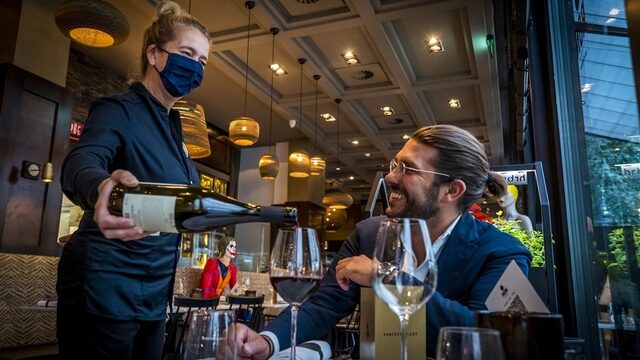 Bijna helft van mensen die niet wordt doorbetaald gaat bij ziekte gewoon naar werk