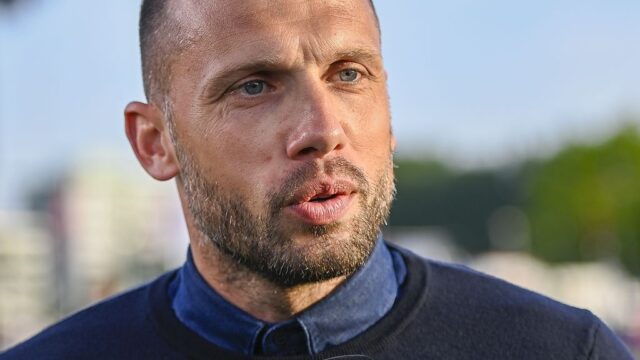 Van de Sar moet zo snel mogelijk naar Apeldoorn rijden voor Peter Bosz