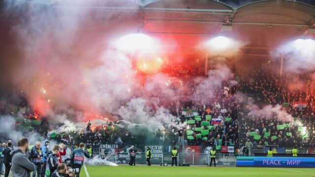 'Clubs dragen bij aan vijandelijke sfeer in stadions door muziek en vuurwerk'