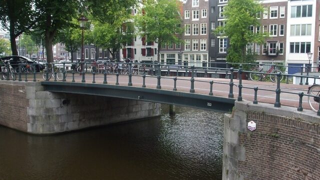 Janny en Lien Brilleslijperbrug: 'Mooi symbool voor de familie en Amsterdam'