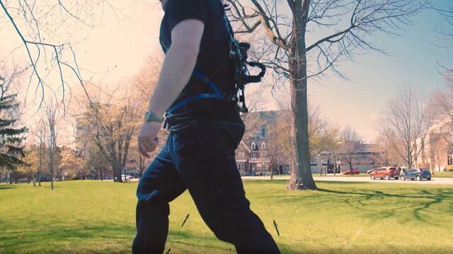 Met dit exoskelet loop je lichter - en wek je ook nog eens energie op