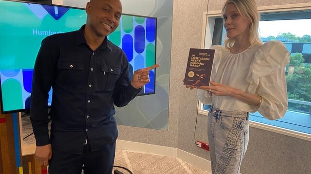 ‘In lichtjaren heeft niemand haast’ van Marjolijn van Heemstra is Humberto’s Non-fictie boek van de maand juni