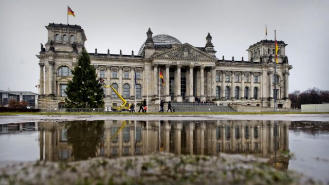 Wie zijn de 'Reichsbürger' die het Duitse parlement wilden bestormen?
