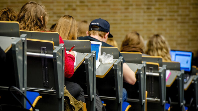 Studentenvakbond wil meer compensatie voor leenstelselgeneratie: 'Vaak tienduizenden euro's schuld'