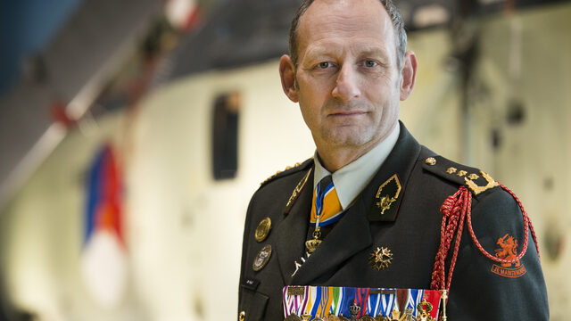 Voormalig NAVO-commandant Mart de Kruif probeert evacués Kabul te redden