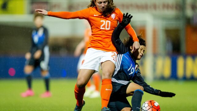 Voetbalster Vanity Lewerissa durft na borstkanker weer vooruit te kijken