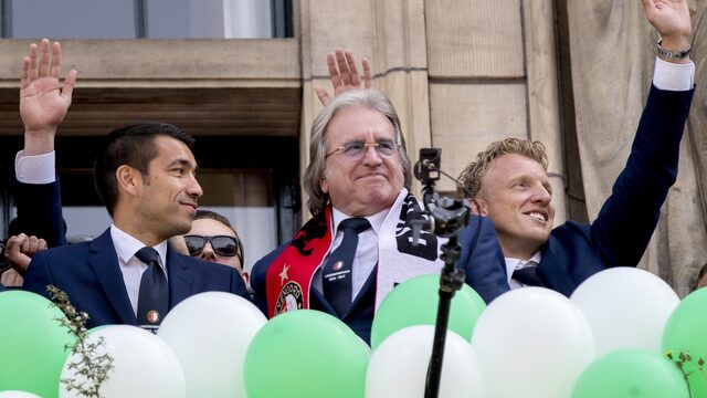 Lee Towers over het clublied van AS Roma: 'Ik heb geen idee waar het over gaat, maar de Italianen hebben het drama in hun muziek'