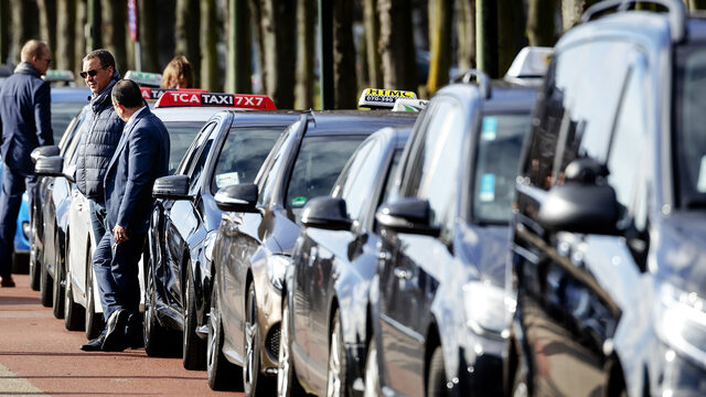 Uberchauffeurs en taxichauffeurs tegenover elkaar in de rechtbank