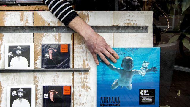 Naakte baby albumhoes Nirvana klaagt na 30 jaar bandleden aan voor kinderporno: welke kans maakt hij?