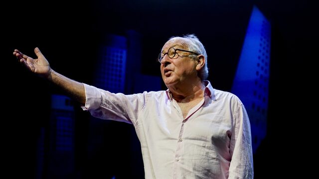 Cabaretier Youp van 't Hek laat zich niet beperken: 'Er zitten weinig woke wappies bij mij in de zaal'