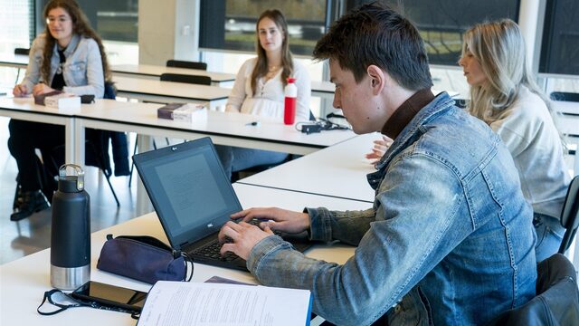 Jortcast: Kleinere universiteiten, minder studenten? 'Veel komen voor de prestige, niet voor de wetenschap'