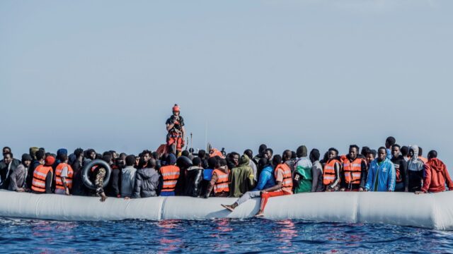 Migrantenboten worden steeds voller: 'Binnenbanden dienen zelfs als reddingsvest'