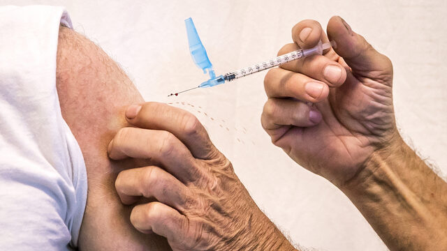 Gezondheidsraad: maak extra coronaprik beschikbaar voor 60-plussers en bewoners zorginstellingen