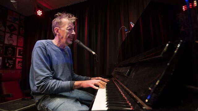 Zanger en componist Jan Rot op 64-jarige leeftijd overleden: 'Een buitengewoon lieve man'