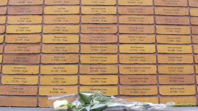 Jongeren spelen verhalen uit WOII na in theatrale route rondom Holocaustherdenking: 'Mooi om te kunnen spelen'